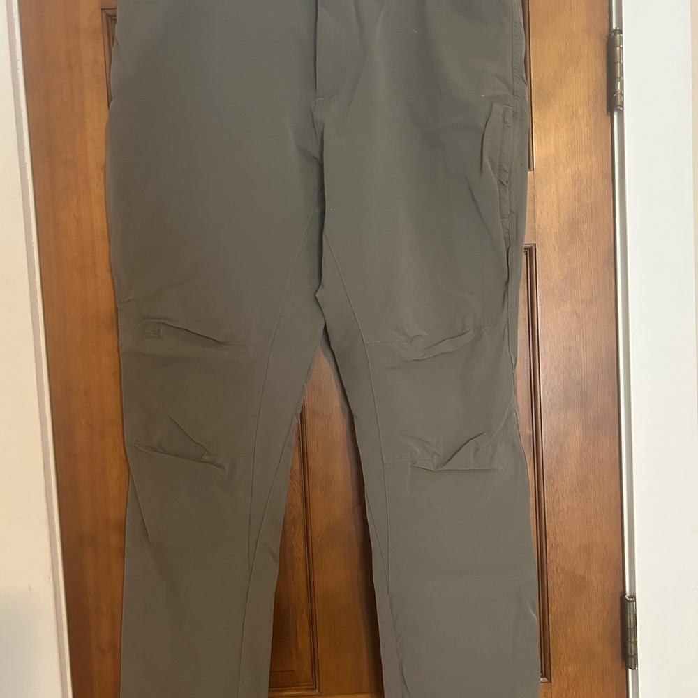 SwissTech Olive Green Men’s Cargo Pants with Relaxed Fit and Durable Fabric